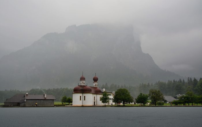 Kostel sv. Bartoloměje a Königsee v dešti